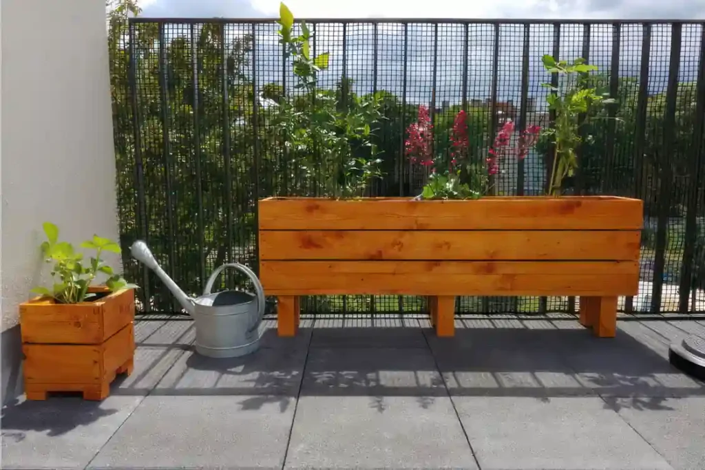 Die richtigen Blumenkästen und Pflanzkübel für den Balkon wählen - selbst gebaute Blumenkästen aus Holz