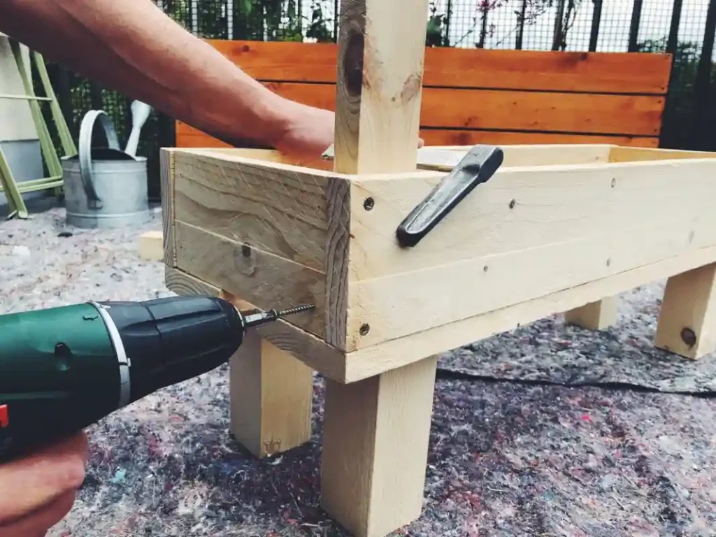 DIY Anleitung: Einen Blumenkasten aus Holz selber bauen - Mit Akkuschrauber